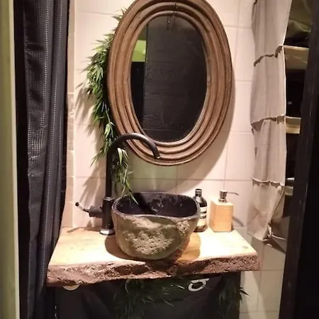 Boheme Dans Le 5e Apartment *